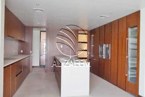 Villa in Al Gurm, Abu Dhabi, UAE 5 bedrooms, 1951 sq.m. № 615594 - photo 9