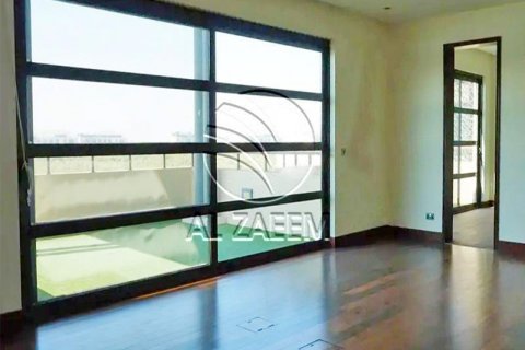 Villa in Al Gurm, Abu Dhabi, UAE 5 bedrooms, 1951 sq.m. № 615594 - photo 6