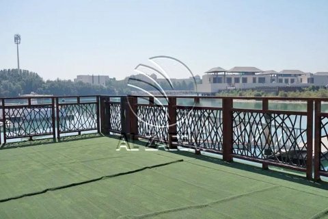 Villa in Al Gurm, Abu Dhabi, UAE 5 bedrooms, 1951 sq.m. № 615594 - photo 3