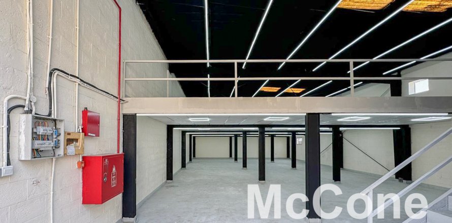 Magazinë në Ras Al Khor, Dubai, Emiratet e Bashkuara Arabe 349.69 m2. № 587430