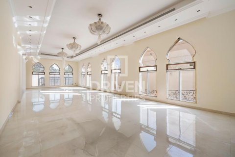 Vila di Al Quoz, Dubai, UAE 7 bilik tidur, 1114.84 meter persegi № 757266 - foto 1