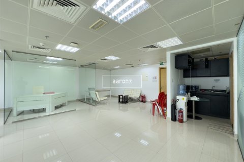 Office in Jumeirah Lake Towers, Dubai, UAE 95.1 sq.m. № 628703 - photo 2