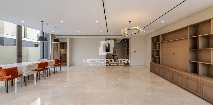 Vilë në Jumeirah, Dubai, Emiratet e Bashkuara Arabe 5 dhoma gjumi, 373 m2. № 592222