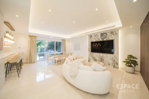 فيلا للبيع في البحيرات، دبي، الإمارات العربية المتحدة 3 غرفة نوم ، 245 متر مربع ، رقم 738062 - صورة 2
