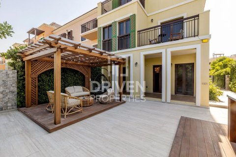 Townhouse i Jumeirah, Dubai, UAE 4 soveværelser, 445.47 kvm № 742807