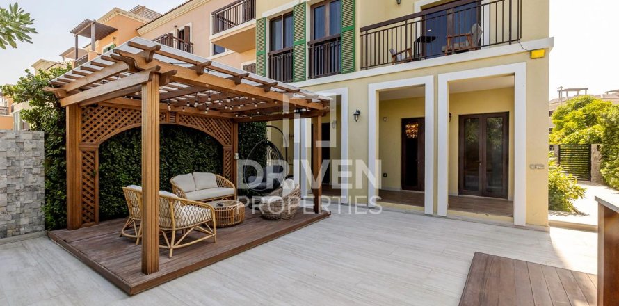 Townhouse i Jumeirah, Dubai, UAE 4 soveværelser, 445.47 kvm № 742807
