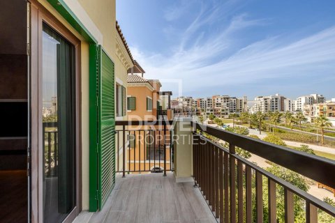 Townhouse til salg i Jumeirah, Dubai, UAE 4 soveværelser, 445.47 kvm № 742807 - foto 2