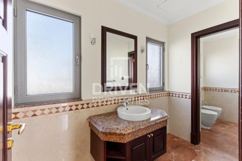 Vilë në Palm Jumeirah, Dubai, Emiratet e Bashkuara Arabe 6 dhoma gjumi, 1245.37 m2. № 767030 - Foto 20