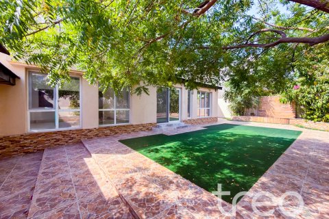 Vila v Meadows, Dubai, SAE 6 spální, 605.91 m2 č. 733430 - Fotografia 1
