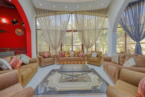 Vilë në Emirates Hills, Dubai, Emiratet e Bashkuara Arabe 8 dhoma gjumi, 1486 m2. № 715730 - Foto 3