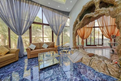 Vilë në Emirates Hills, Dubai, Emiratet e Bashkuara Arabe 8 dhoma gjumi, 1486 m2. № 715730 - Foto 4