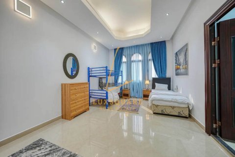 Vilë në Emirates Hills, Dubai, Emiratet e Bashkuara Arabe 8 dhoma gjumi, 1486 m2. № 715730 - Foto 17