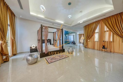 Vilë në Emirates Hills, Dubai, Emiratet e Bashkuara Arabe 8 dhoma gjumi, 1486 m2. № 715730 - Foto 16