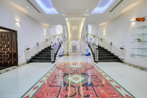 Vilë në Emirates Hills, Dubai, Emiratet e Bashkuara Arabe 8 dhoma gjumi, 1486 m2. № 715730 - Foto 23