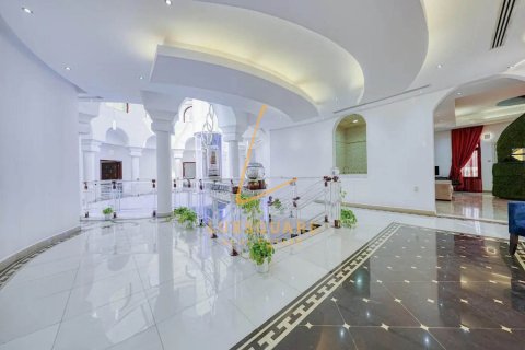 Vilë në Emirates Hills, Dubai, Emiratet e Bashkuara Arabe 8 dhoma gjumi, 1486 m2. № 715730 - Foto 15
