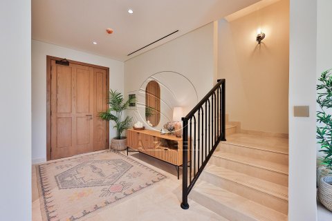 Villa in Khalifa City, Abu Dhabi, UAE 5 bedrooms, 428 sq.m. № 615095 - photo 3