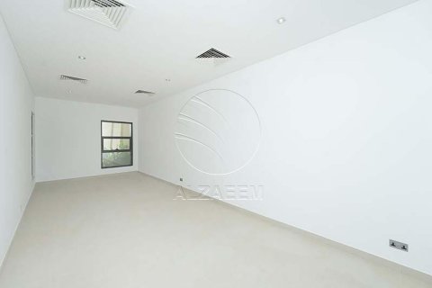 Villa in Al Gurm, Abu Dhabi, UAE 4 bedrooms, 1384 sq.m. № 615412 - photo 7