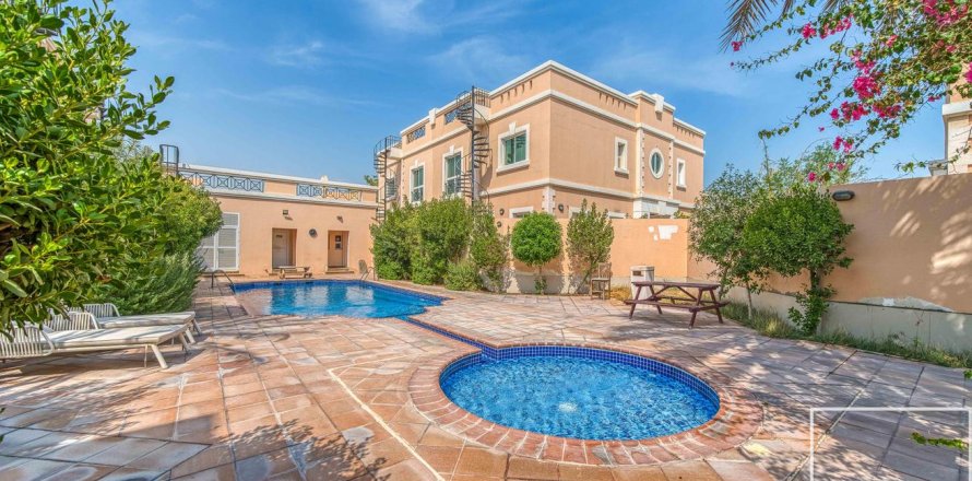 Vila u gradu Umm Suqeim, Dubai, UAE 4 spavaće sobe, 1840.04 m2 Br. 755295