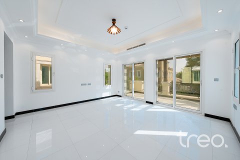 Villa till försäljning i Arabian Ranches, Dubai, UAE 5 sovrum, 724.27 kvm Nr. 733905 - fotografi 4