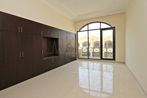 Villa te huur in Al Barsha, Dubai, VAE 4 slaapkamers, 371.6 vr.m., nr 661984 - foto 8