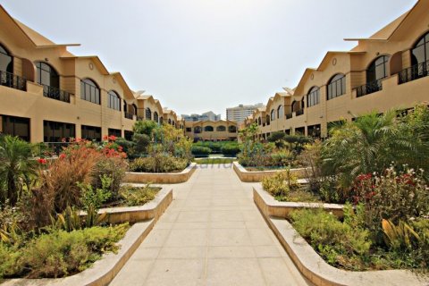 Villa te huur in Al Barsha, Dubai, VAE 4 slaapkamers, 371.6 vr.m., nr 661984 - foto 16