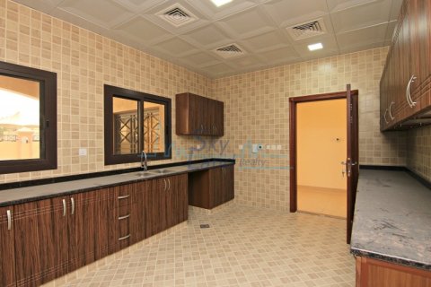 Villa te huur in Al Barsha, Dubai, VAE 4 slaapkamers, 371.6 vr.m., nr 661984 - foto 5