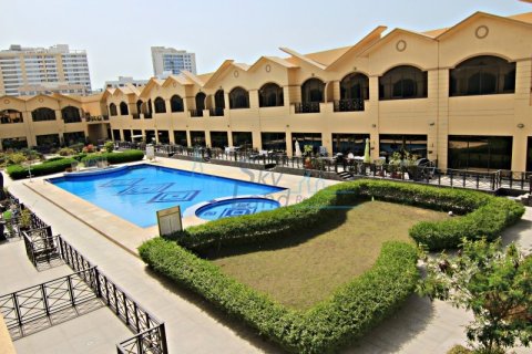 Villa te huur in Al Barsha, Dubai, VAE 4 slaapkamers, 371.6 vr.m., nr 661984 - foto 1