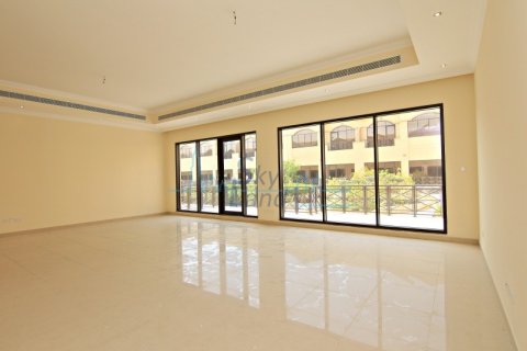 Villa te huur in Al Barsha, Dubai, VAE 4 slaapkamers, 371.6 vr.m., nr 661984 - foto 3