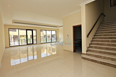 Villa te huur in Al Barsha, Dubai, VAE 4 slaapkamers, 371.6 vr.m., nr 661984 - foto 4