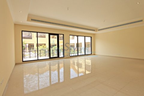 Villa te huur in Al Barsha, Dubai, VAE 4 slaapkamers, 371.6 vr.m., nr 661984 - foto 7