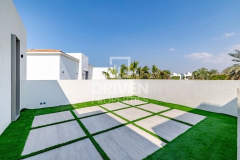 Villa in Jumeirah Islands, Dubai, UAE 4 bedrooms, 493 sq.m. № 602433 - photo 11