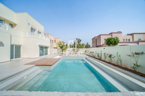 Villa in Meadows, Dubai, UAE 5 bedrooms, 353 sq.m. № 593482 - photo 2