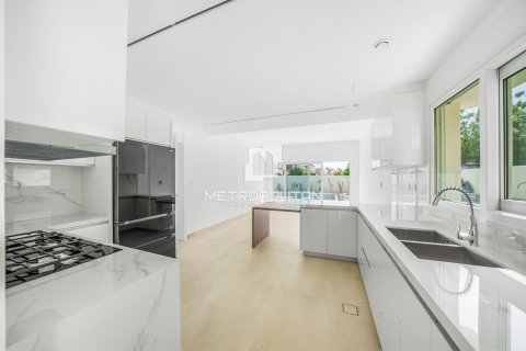 Villa in Meadows, Dubai, UAE 5 bedrooms, 353 sq.m. № 593482 - photo 22
