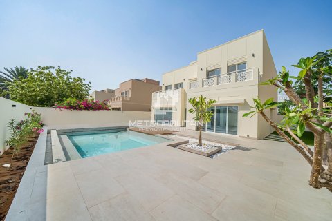 Villa in Meadows, Dubai, UAE 5 bedrooms, 353 sq.m. № 593482 - photo 1