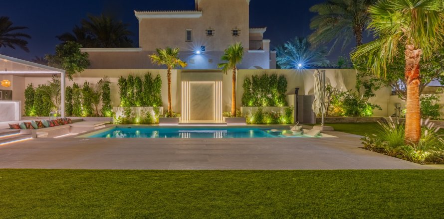 Villa in Dubai, UAE 5 bedrooms, 604 sq.m. № 758444