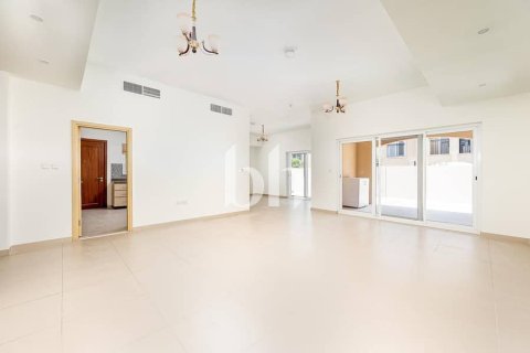Üürile anda villa asukohaga Dubai Land, AÜE: 4 magamistoaga, 457 m² Nr 645397 - pilt 1