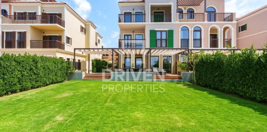 Villa a Jumeirah, Dubai, EAU 5 camere da letto, 624.87 mq. № 746140