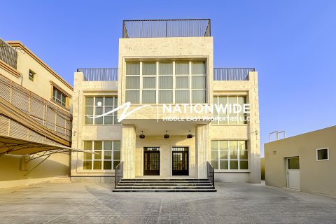 Villa in Abu Dhabi, UAE 14 bedrooms, 1080 sq.m. № 647134 - photo 1