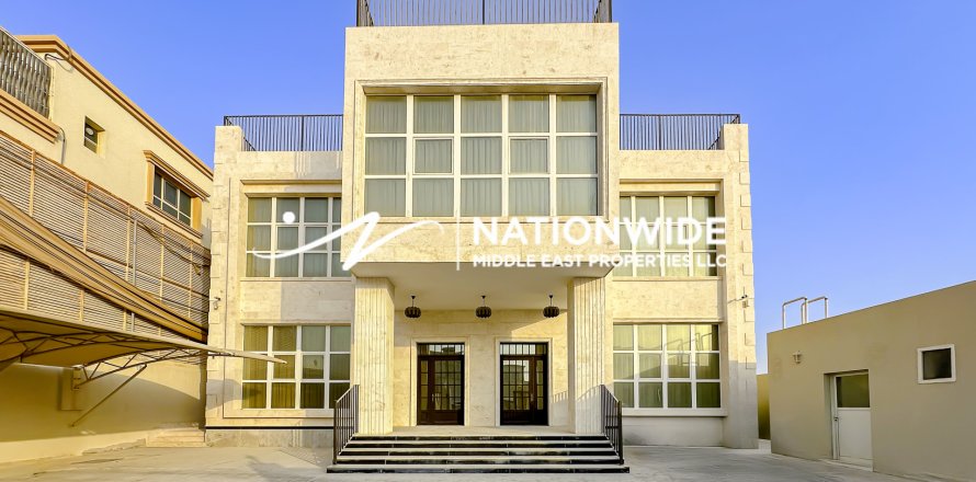 Villa in Abu Dhabi, UAE 14 bedrooms, 1080 sq.m. № 647134