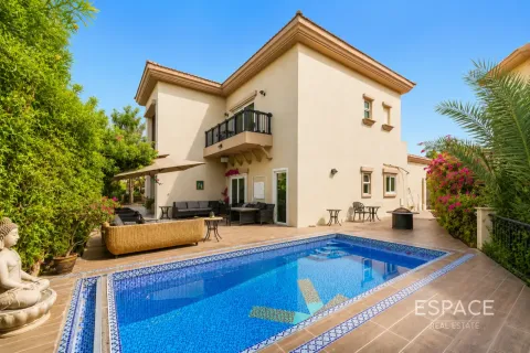 Villa in Jumeirah Islands, Dubai, UAE 4 bedrooms, 491 sq.m. № 738129 - photo 2