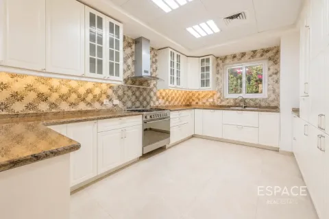 Villa in Jumeirah Islands, Dubai, UAE 4 bedrooms, 491 sq.m. № 738129 - photo 16