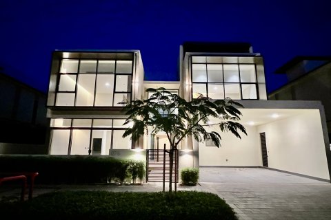 Kaupunkipientalo Dubai, Arabiemiraatit 4 makuuhuonetta, 520 m2 № 695948