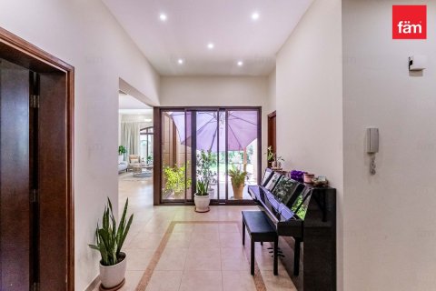 Shtëpi në qytet në Dubai, Emiratet e Bashkuara Arabe 4 dhoma gjumi, 388.7 m2. № 715144 - Foto 4