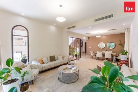 Kaupunkipientalo Dubai, Arabiemiraatit 4 makuuhuonetta, 388.7 m2 № 715144