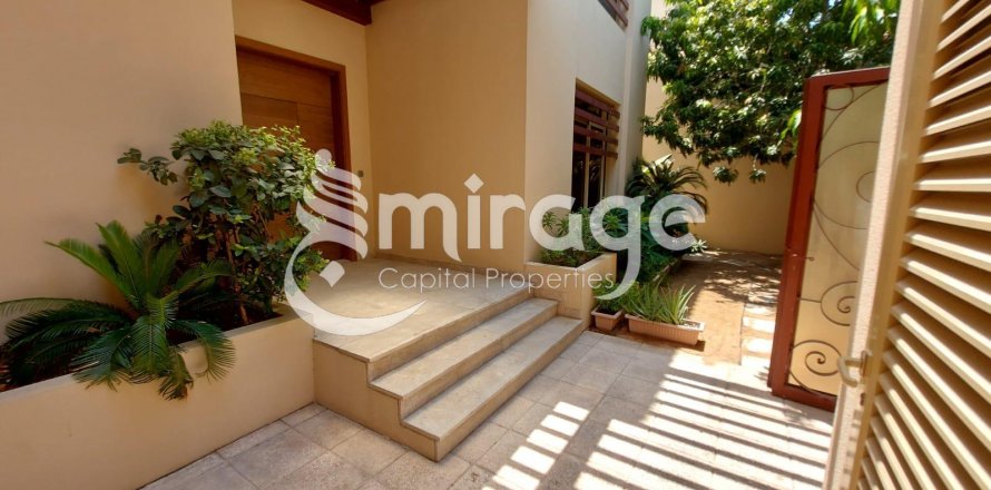 Vilë në Al Raha Golf Gardens, Abu Dhabi, Emiratet e Bashkuara Arabe 6 dhoma gjumi, 582.9 m2. № 571789