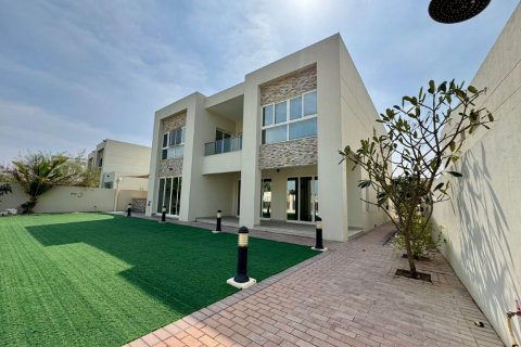 Müüa villa asukohaga Ras Al Khaimah, AÜE: 4 magamistoaga, 443 m² Nr 734659 - pilt 1