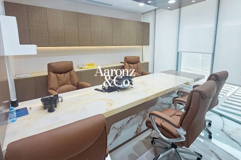 Office in Jumeirah Lake Towers, Dubai, UAE 107 sq.m. № 692818 - photo 3