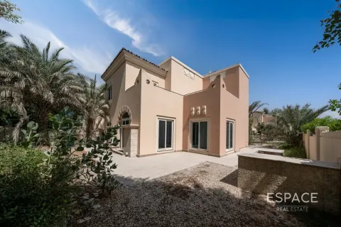 Villa te koop in Dubai Sports City, Dubai, VAE 4 slaapkamers, 350 vr.m., nr 649542 - foto 1
