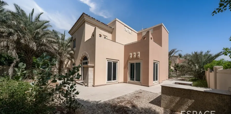 Villa in Dubai Sports City, Dubai, VAE 4 slaapkamers, 350 vr.m. nr 649542