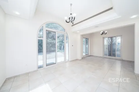 Villa te koop in Dubai Sports City, Dubai, VAE 4 slaapkamers, 350 vr.m., nr 649542 - foto 2